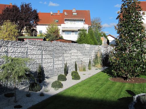 Gabionen als Zaun mit verschiedenen Natursteinen